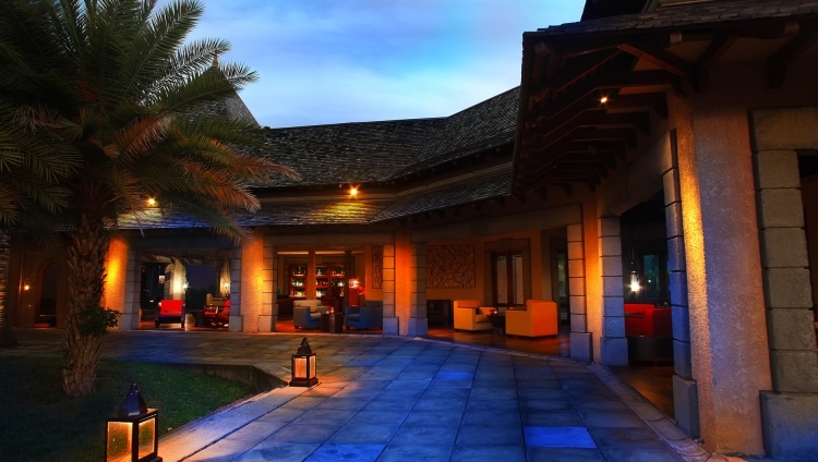Maradiva Villas Resort & Spa - Main Bar nacht